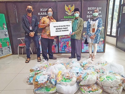 DOBIE STEVEN/RADAR TARAKAN  KEPEDULIAN: Manager PLN UP3 Kaltara Suparje Wardiyono menyerahkan bantuan paket sembako kepada Wakil Ketua Baznas Tarakan H. Edy Djasmani, di kantor Baznas Tarakan, Sabtu (4/9).