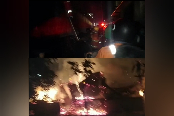 Tampak petugas memanjati tembok untuk bisa memadamkan api dan penampakan gudang yang terbakar