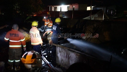 DIDUGA DIPICU SISA API: Api melahap sebuah bangunan gudang di Gang Tambak, Jalan Mulawarman, RT 14, Kelurahan Karang Anyar Pantai, Tarakan Barat, tadi malam. FOTO: IFRANSYAH/RADAR TARAKAN