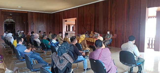 HAJATAN SUDAH DIBOLEHKAN: Rapat koordinasi pelaksanaan acara di masa pemberlakuan pembatasan kegiatan masyarakat (PPKM) level 4 di Tarakan, Senin (13/9)./JANURIANSYAH/RADAR TARAKAN