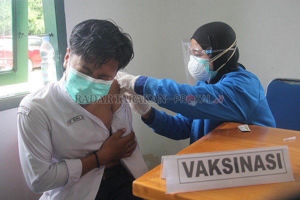 KEJAR TARGET: Kelompok pelajar dan lansia menjadi salah satu yang diprioritaskan menerima vaksin massal./PIJAI PASARIJA/RADAR KALTARA