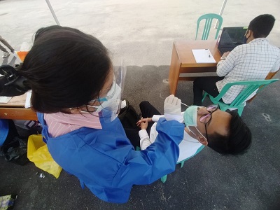 RACHMAD RHOMADHANI/RADAR KALTARA  SYARAT WAJIB : Tampak salah seorang peserta tengah melakukan Rapid Antigen di lokasi seleksi CPNS di Lingkup Pemprov Kaltara, Selasa (14/9).