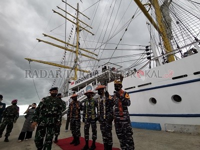 KELILING INDONESIA: KRI Bima Suci akhirnya sandar di Pos AL Sei Pancang, Sebatik Utara setelah mengarungi setengah samudra Indonesia, Senin (13/9). FOTO: RIKO ADITYA/RADAR TARAKAN