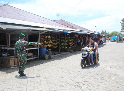 AGUS DIAN ZAKARIA/RADAR TARAKAN  RAZIA: Prajurit Kodim 0709/Trk menyisir salah satu pasar tradisional saat razia Masker