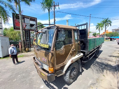 DIAMANKAN: Truk yang mengangkut kontainer dan mengakibatkan seorang pria terjepit kontainer diamankan pihak kepolisian. FOTO: ELIAZAR/RADAR TARAKAN