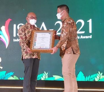 APRESIASI: Perwakilan PT MA, Tbk menerima penghargaan di ajang ISDA 2021. Tahun ini PT MA menerima 5 penghargaan.