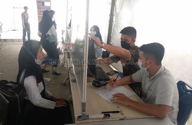 CALON ABDI NEGARA: Peserta SKD CASN Pemprov Kaltara tahun 2021 saat pemeriksaan berkas sebelum mengikuti seleksi./IWAN KURNIAWAN/RADAR KALTARA