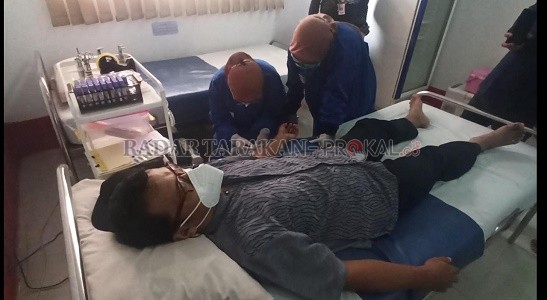 SECARA KONVENSIONAL: Proses pengambilan darah plasma konvalensen secara konvensional mulai dilakukan PMI Tarakan, Kamis (23/9)./JANURIANSYAH/RADAR TARAKAN