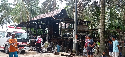 Foto: Rury Jamianto  Dua rumah terbakar di RT 12, Kelurahan Pantai Amal