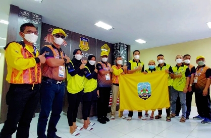 ADPIM UNTUK RADAR TARAKAN BERI DUKUNGAN: Gubernur Kaltara Drs. H. Zainal A. Paliwang S.H., M.Hum (lima dari kiri) menyambangi atlet Kaltara yang akan bertanding di PON XX Papua, di Papua kemarin (3/10).