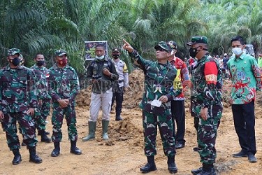 TINJAU: Ketua Tim Pengawasan dan Evaluasi (Wasev) Kolonel Inf Heri Susanto beserta rombongan melakukan pengawasan dan evaluasi (Masev) di lokasi TMMD ke 112 di Kabupaten Malinau./Hadi Aris Iskandar/Radar Tarakan