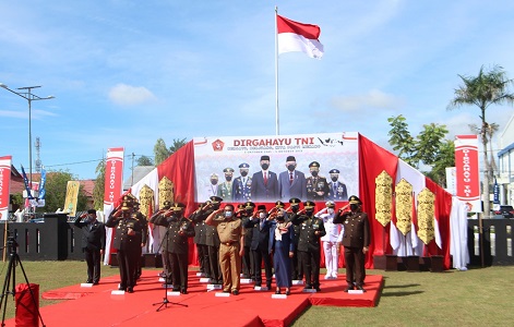 RACHMAD RHOMADHANI/RADAR KALTARA VIRTUAL : Tampak pelaksaan upacara HUT TNI ke-76 yang dilaksanakan secara virtual. Presiden RI Joko Widodo mengapresiasi kinerja TNI di tengah pandemi ini.