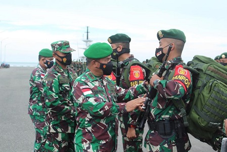 PAMTAS: Danrem 092/Maharajalila, Brigjen TNI Suratno saat melepas personel Satgas Pamtas Yonarhanud 16/Sula Buana Cakti untuk kembali ke satuan asal. FOTO: IST