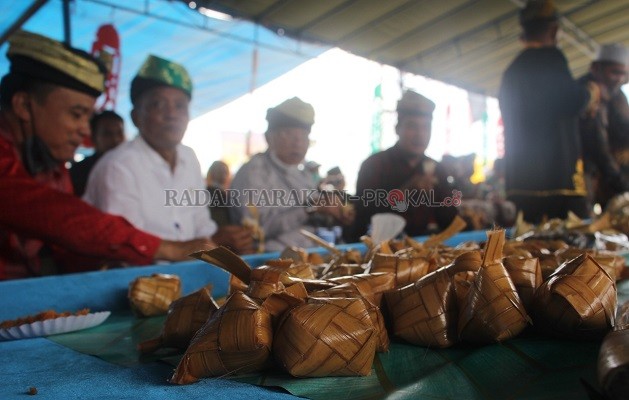 SEMANGAT KEBERSAMAAN: Masyarakat di Desa Salimbatu menggelar ritual tolak balak akbar kemarin./PIJAI PASARIJA/RADAR KALTARA