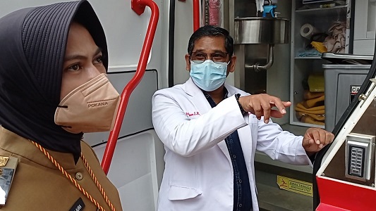 ASRULLAH/RADAR TARAKAN  RESMI: Bupati Nunukan Hj. Asmin Laura Hafid didampingi Direktur RSUD Nunukan dr. Dulman saat meninjau Laboratorium PCR dan Mobile Laboratorium PCR bantuan Pemerintah Pusat yang ditempatkan di RSUD Nunukan