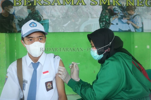 TINGKATKAN CAKUPAN: Vaksinasi pelajar di SMKN 2 Tarakan oleh Kodim 0907 Tarakan, Senin (11/10). FOTO: IFRANSYAH/RADAR TARAKAN