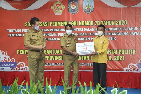 DISERAHKAN: Gubernur Kaltara Drs H. Zainal A Paliwang SH, M.Hum didampingi Wagub Dr.Yansen TP saat menyerahkan bantuan keuangan tahap pertama kepada parpol, Selasa (12/10).