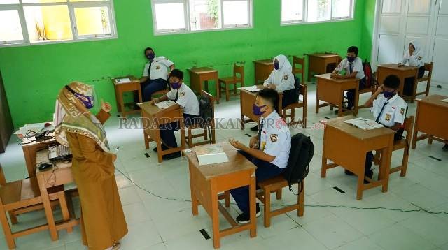PROKES WAJIB KETAT: Pembelajaran tatap muka di salah satu sekolah menengah pertama beberapa waktu lalu di Tarakan. FOTO: IFRANSYAH/RADAR TARAKAN