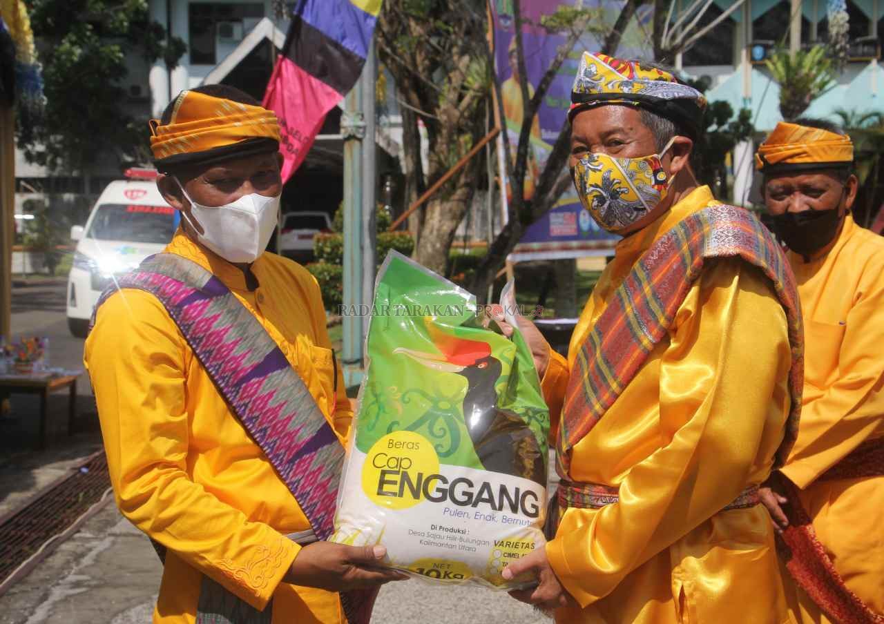 SIMBOLIS: Bupati Bulungan, Syarwani menyerahkan beras produksi petani lokal kepada ASN. FOTO: FIJAI PASARIJA/RADAR TARAKAN