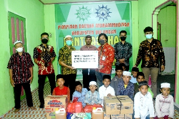 RIKA/RADAR KALTARA KEPEDULIAN: Manager PLN UP3 Kaltara Suparje Wardiyono didampingi Ketua YBM UP3 Kaltara Doddy Oktavianto menyerahkan bantuan di Panti Asuhan Muhammadiyah Ar-Rahman Bulungan, Jumat (8/10)