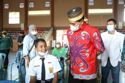 IST TERUS DIGENJOT: Gubernur Kaltara H. Zainal Arifin Paliwang memantau pelaksanaan vaksinasi massal di GOR Nunukan, Minggu pagi (17/10).