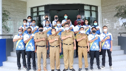 IST BAWA PRESTASI: Wagub Kaltara Yansen, TP berfoto bersama usai pelepasan kotingen Potradnas Kaltara ke Bangka Belitung