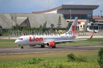 MULAI BERGAIRAH: Aktivitas penerbangan di Bandara Juwata Tarakan beberapa waktu lalu. FOTO: BANK DATA/RADAR TARAKAN