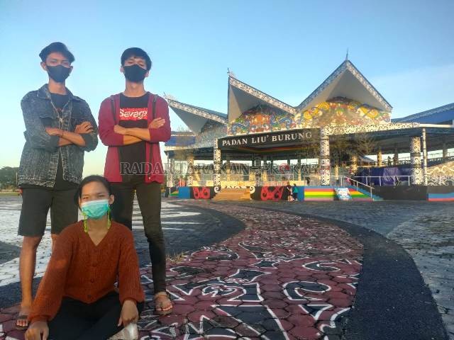PUSAT KEGIATAN: Muda-mudi Kabupaten Malinau berfoto di depan panggung Padan Liu Burung di kawasan Prosehat Malinau Bumi Intimung yang akan menjadi pusat kegiatan HUT Ke-22 Malinau. FOTO: HADI ARIS ISKANDAR/RADAR KALTARA