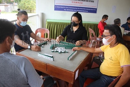 BERTANDING: Suasana pertandingan Mahyong yang digelar di Kopi Tiam, Jalan Slamet Riyadi Kelurahan Karang Anyar./AGUS DIAN ZAKARIA/RADAR TARAKAN