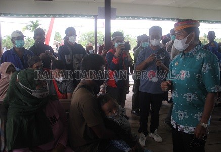 BERI EDUKASI: Gubernur Kaltara Zainal Arifin Paliwang mengingatkan masyarakat untuk selalu menerapkan prokes mengantisipasi gelombang ketiga Covid-19. Hal itu disampaikan saat meninjau pelaksanaan vaksinasi di SP 7 Desa Tanjung Buka belum lama ini./PIJAI