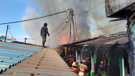TERBAKAR HEBAT: Api melahap sejumlah bangunan warga di RT 3, Kelurahan Sebengkok, Selasa (26/10) siang. FOTO: GUNTUR/RADAR TARAKAN