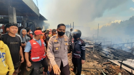 TINJAU KEBAKARAN: Kapolres Tarakan, AKBP Fillol Praja Arthadira melakukan pemantauan kebakaran yang terjadi di RT 3 Ramayana Lama Selasa (23/10). FOTO: GUNTUR/RADAR TARAKAN