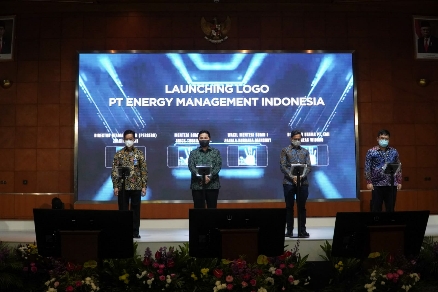 GABUNG PLN: Foto bersama usai launching PT Energy Management Indonesia (EMI) bergabung ke dalam PLN Group yang berlangsung di Jakarta, Jumat (22/10). Tampak juga Menteri BUMN Erick Thohir saat menyampaikan sambutan.
