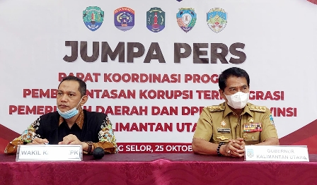 ADPIM   SUPERVISI: Gubernur Kaltara H. Zainal A. Paliwang (dua dari kanan) menghadiri rakor program pemberantasan korupsi terintegrasi pemerintah daerah dan DPRD se-Kaltara, Senin (25/10).