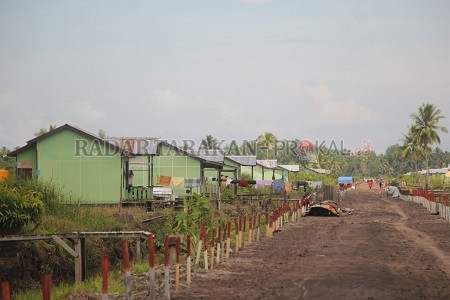 LEGALITAS LAHAN: Lahan di kawasan transmigrasi tidak boleh dialihkan atau diperjualbelikan. Tampak permukiman warga transmigrasi SP 10./PIJAI PASARIJA/RADAR KALTARA
