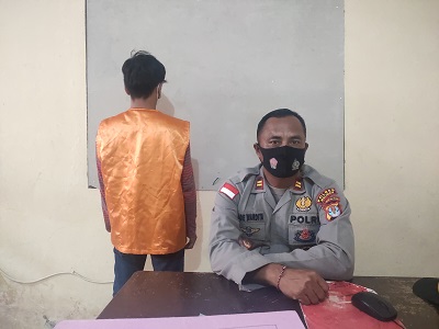Hadi Aris Iskandar/Radar Tarakan  DITAMPILKAN: Kapolsek Malinau Kota bersama pelaku berinisial W, saat jumpa pers kemarin (29/10).