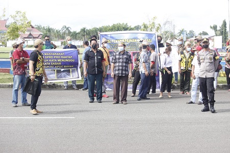 Hadi Aris Iskandar/Radar Tarakan Foto UNJUK RASA: Warga Desa Langap Kecamatan Malinau Selatan saat melakukan aksi unjuk rasa di Gedung DPRD Kabupaten Malinau, Selasa (2/11).