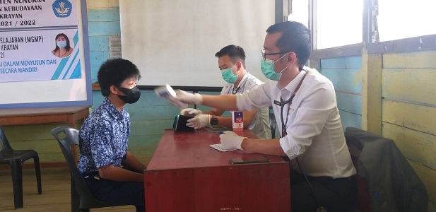 VAKSINASI MASSAL: Ratusan pelajar dari tujuh sekolah jenjang SMP sederajat di Krayan mengikuti vaksinasi serentak yang dilaksanakan Disdikbud Nunukan dan Dinkes Nunukan. FOTO: DISDIKBUD NUNUKAN