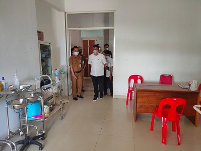 MONITORING: Wakil Bupati Nunukan H. Hanafiah saat melakukan pemeriksaan di RSP Sebuku yang direncanakan beroperasi pada 18 Oktober mendatang./PROTOKOL PEMKAB NUNUKAN