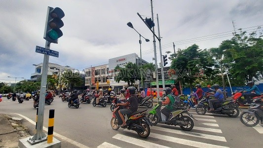 UJI COBA: APILL di Jalan Yos Sudarso, Karang Rejo saat ini sudah mulai diaktifkan Dinas Perhubungan Kota Tarakan dan dilakukan uji coba selama sepekan./GUNTUR/RADAR KALTARA
