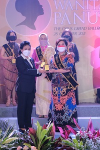PRESTASI NASIONAL: Ping Ding (kiri) saat menerima penghargaan Wanita Panutan 2021 di bidang pemberdaya komunikasi lokal (inspiring women in empowering local communities) oleh Menteri Pemberdayaan Perempuan dan Perlindungan Anak RI, I Gusti Ayu Bintang Dar
