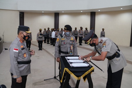 DILANTIK: Kapolda Kaltara Irjen Pol Bambang Kristiyono secara langsung memimpin pelantikan Kapolres Nunukan, AKBP Ricky Hadiyanto yang sebelumnya dijabat oleh AKBP Syaiful Anwar, Senin (8/11)./POLDA KALTARA UNTUK RADAR KALTARA