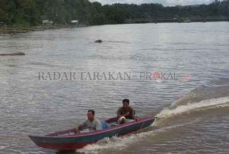 BELUM DIBANGUN: Pembangunan fisik PLTA Sungai Kayan hingga kini belum berprogres signifikan. Tampak aktivitas pelayaran masyarakat di wilayah hulu Sungai Kayan./PIJAI PASARIJA/RADAR KALTARA