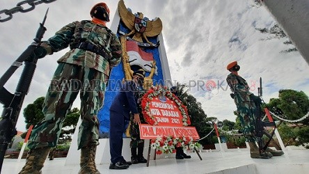 PEJUANG: Pelaksanaan peringatan Hari Pahlawan oleh Wagub Kaltara, Dr. Yansen TP, M.Si, beserta jajaran secara virtual di Tanjung Selor, Rabu (10/11). FOTO: IWAN KURNIAWAN/RADAR TARAKAN