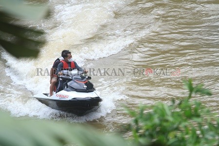 WISATA GERBANG SATRIA: Gubernur Kaltara, Drs. H. Zainal Arifin Paliwang, S.H, M.Hum, menjajal jetski yang menjadi unggulang wisata Lumbis Pansiangan, Kabupaten Nunukan, Sabtu (20/11). Bupati Nunukan, Hj. Asmin Laura Hafid turut hadir menikmati objek wisat