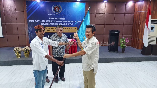 PENYERAHAN PATAKA: Ketua Bidang Organisasi PWI Pusat menyerahkan pataka PWI Kaltara ke ketua PWI Kaltara terpilih, Sabtu (27/11). FOTO: ELIAZAR/RADAR TARAKAN