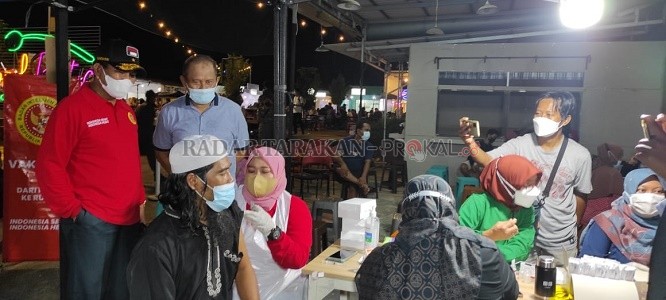 PERCEPAT VAKSINASI: Pelaksanaan vaksinasi massal yang diselenggarakan hingga malam hari. FOTO: YEDIDAH PAKONDO/RADAR TARAKAN