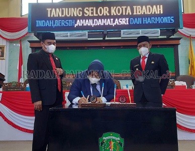 PENETAPAN: Wakil Ketua DPRD Bulungan, Hj Aluh Berlian menandatangani nota APBD 2022 yang disaksikan Bupati Bulungan, Syarwani./PIJAI PASARIJA/RADAR KALTARA