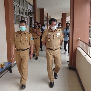 TAHAP DUA SELEKSI PPPK: Seleksi PPPK tahap dua di Kaltara akan berlangsung per 7–10 Desember ini. Tampak Kabid GTK Disdikbud Kaltara, H. Sudarsono saat mendampingi Gubernur Kaltara, Zainal Arifin Paliwang dalam tinjauan ke lokasi seleksi PPPK di Laborator