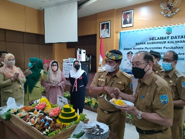 Foto : Tampak hadir keluarga besar almarhum dr. H. Jusuf SK. Di antaranya istri Hj. Elisabeth Venny dan anaknya dr. Ari Yusnita. Rasa syukur pun diucapkan keluarga besar saat nama Jusuf SK diabadikan sebagai nama rumah sakit milik Pemerintah Provinsi (Pem